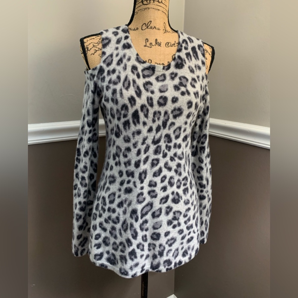 CHARTER CLUB Luxury 100% cashmere gray animal print size medium VVGUC